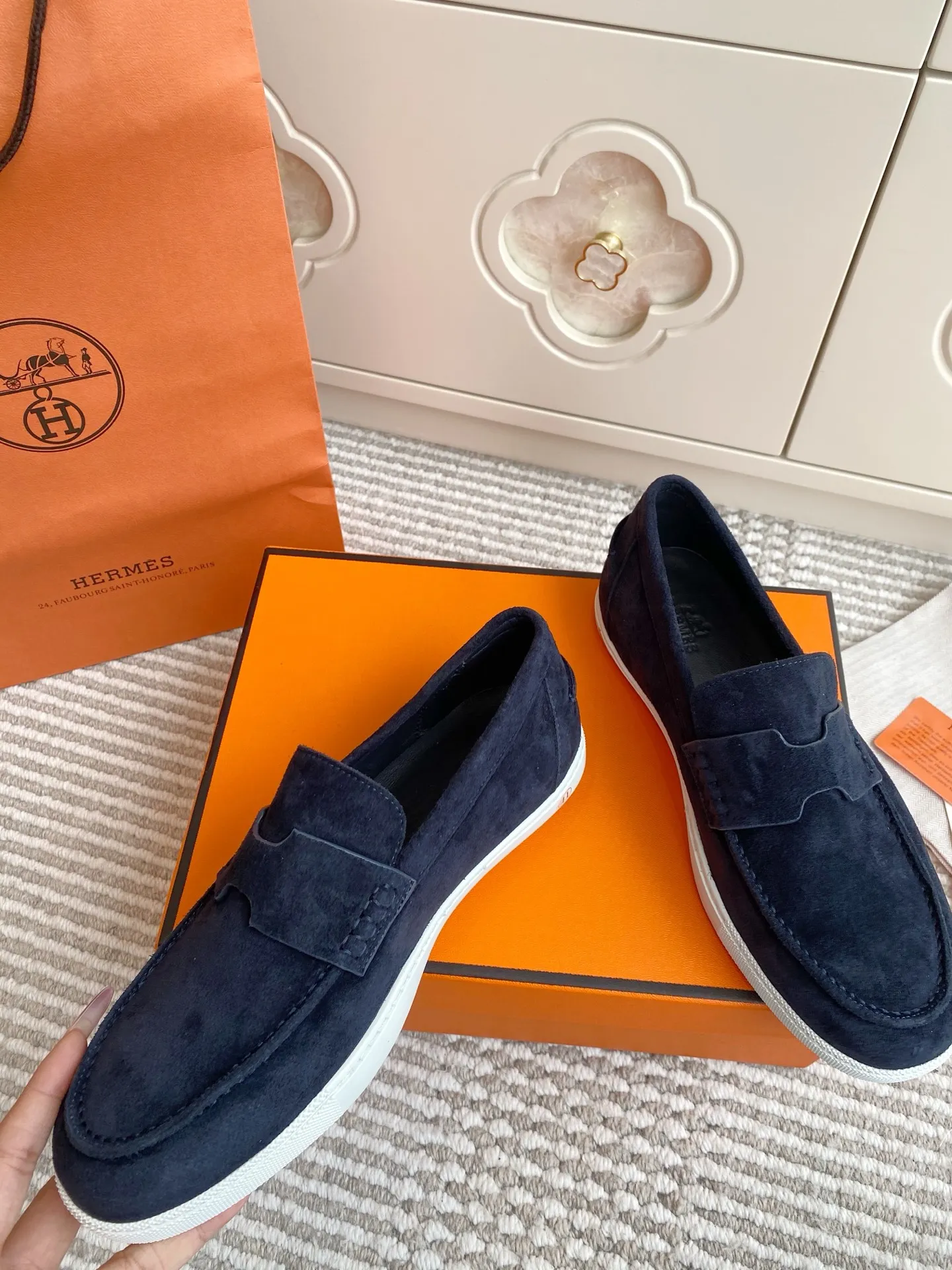 p560✨Hermes Couple Loafers｜Walking in the urban high-end, easily wearing Hermès temperament✨Who says luxury and comfort can’t have both?  This pair of H’s classic loafers really does it!  ▪️"Customized imported Yangjing fabric" is soft and delicate ▪️"Full sheepskin lining" + "soft-soled shoes" design. Your feet will be healed the moment you put them on~ It's like stepping on clouds☁️You won't feel tired after walking all day!  The iconic "H" buckle is low-key and luxurious. It is matched with a rubber outsole. It is lightweight and stylish. Whether you are commuting or shopping, you can easily achieve casual urban style🏙 Can be worn by couples. Full range of sizes, girls 35-41 | boys 39-45. Wear them together when going out. Sweet and high-end💑 Original mold opening. Details are in place. Those who understand will be attracted at a glance ️❤️ #Hermès loafers #coupleshoes #lightweight and versatile shoes